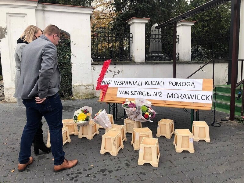Piotrkowianie pomogli sprzedającym. Wsparcia udzieliło też starostwo