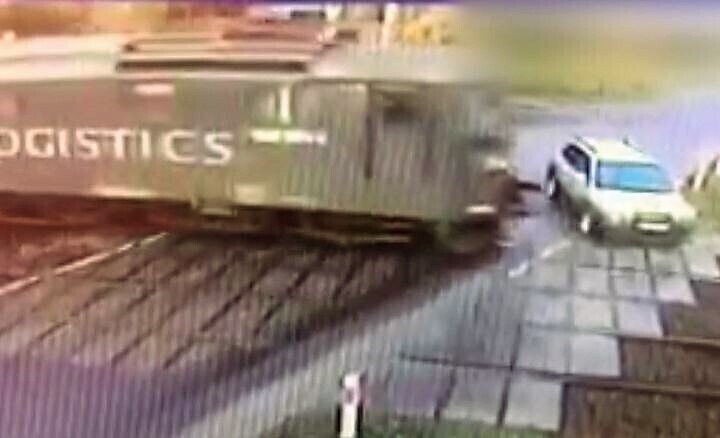 Zderzenie osobówki z pociągiem WIDEO