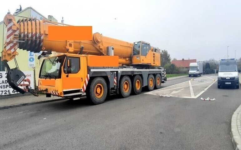 Bez zezwolenia jechał DK 74. Dźwig ważył prawie 60 ton
