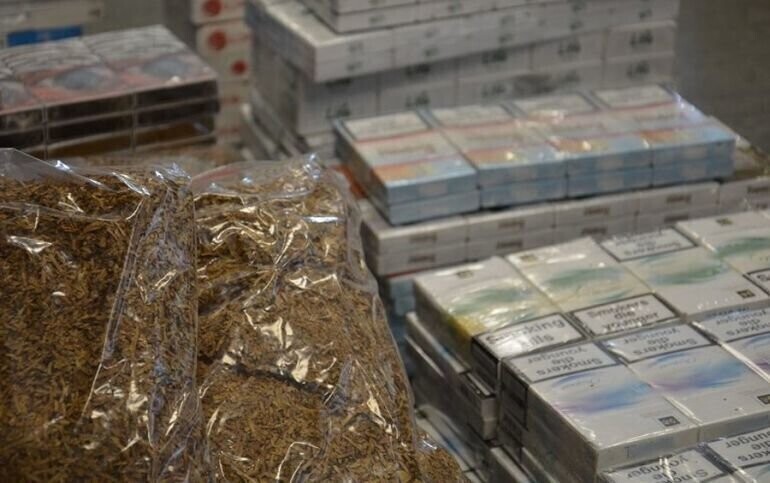 Funkcjonariusze KAS z Piotrkowa zlikwidowali magazyn i przejęli transport nielegalnych papierosów