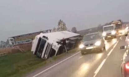 Tir w rowie utrudnienia na DK91 video