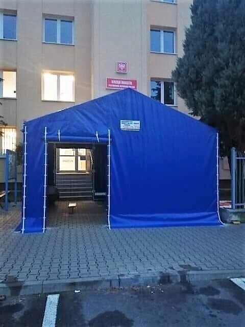 Namiot przed urzędem ochroni przed chłodem