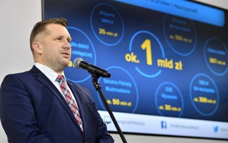 500 zł dla nauczyciela. Minister podpisał rozporządzenie