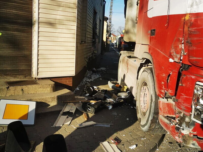 Tir wjechał w budynek mieszkalny w Srocku. Utrudnienia na DK 91
