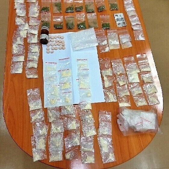 Wpadł z narkotykami kradnąc... rękawiczki