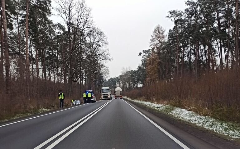 Radiowóz w rowie na DK 74