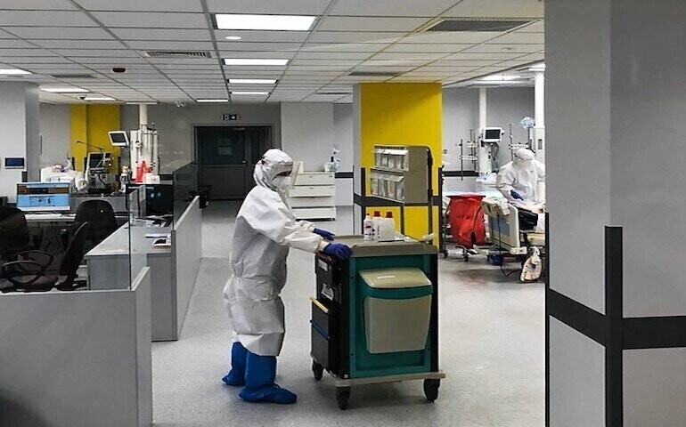 Praca personelu piotrkowskiego oddziału covidowego wymaga wielkiej ostrożności