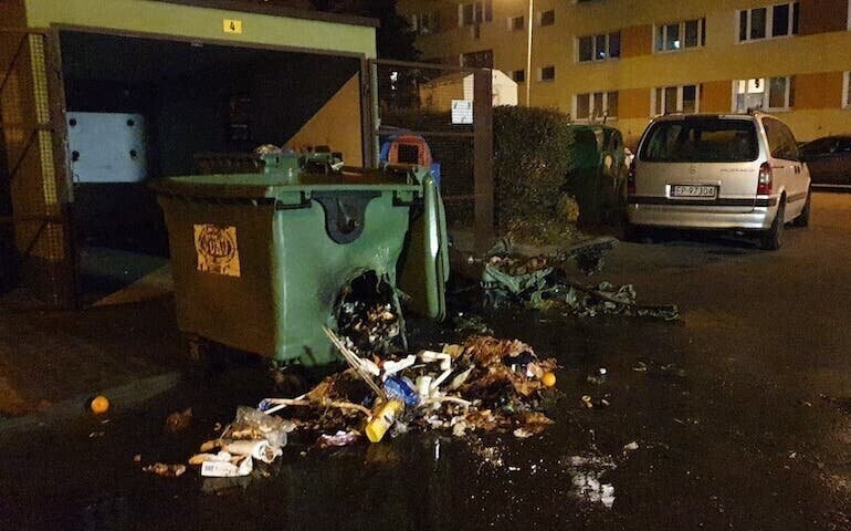 Podpalenie wiat śmietnikowych. Policja szuka sprawców
