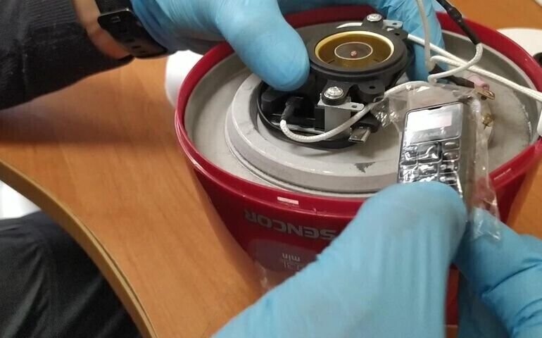 Mikrotelefon ukryty w czajniku w przesyłce dla więźnia