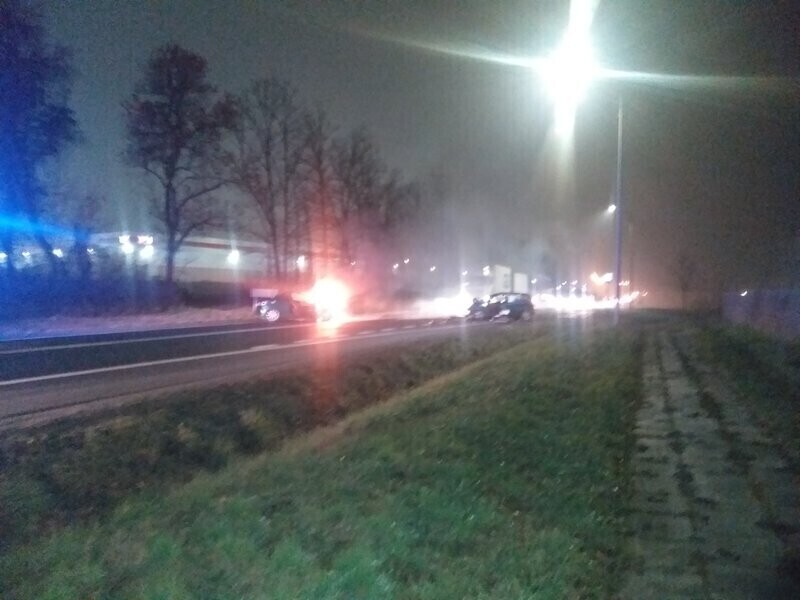 Czołowe zderzenie 2 samochodów