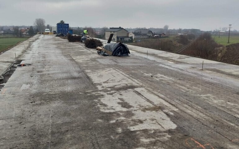 Remont wiaduktu w Siomkach. Prace na półmetku