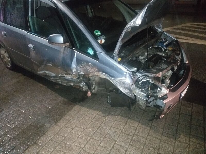 Wjechał w kamienicę spowodował wyciek gazu i uciekł