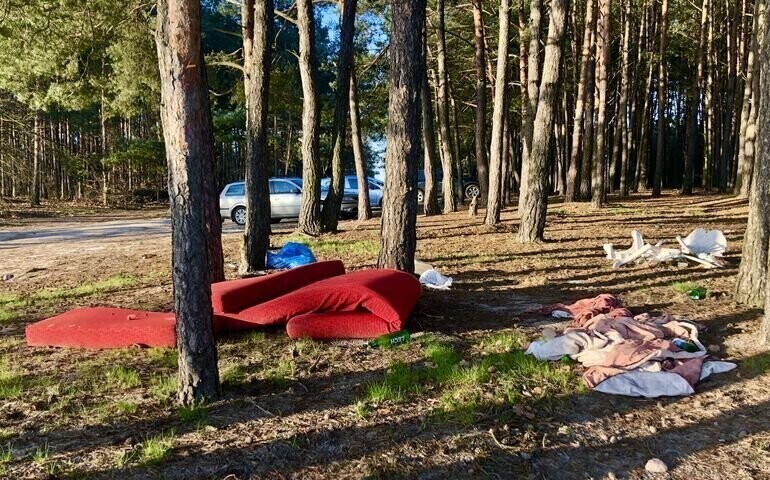 Lasy nadal toną w śmieciach