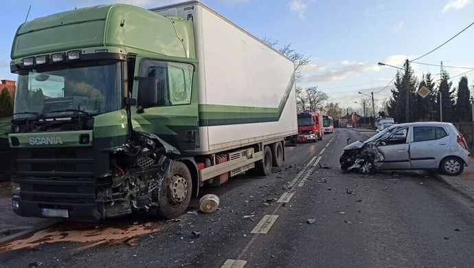 Zderzenie osobówki z ciężarówką na Łódzkiej