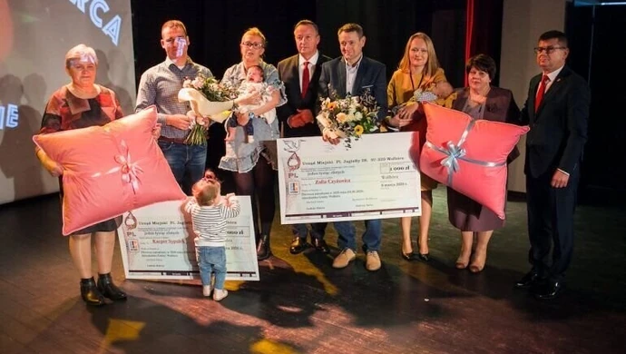 Wręczyli poduchy dla maluchów. Dzień Kobiet w Wolborzu