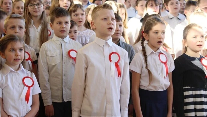 Patriotyczne śpiewanie w Ręcznie