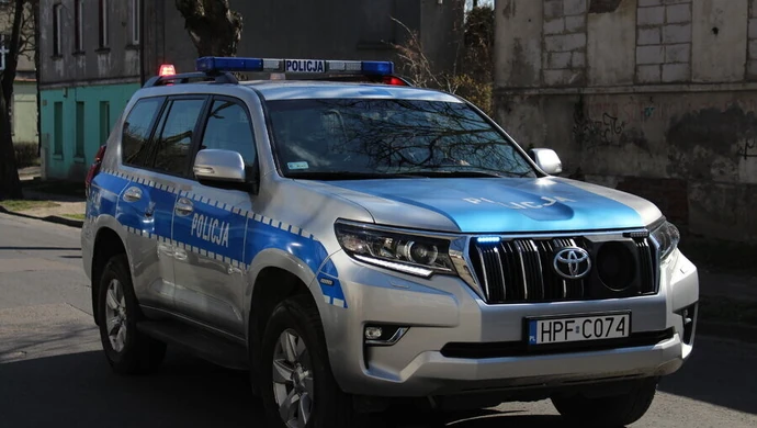 Zostańcie w domu! Policjanci apelują przez megafony