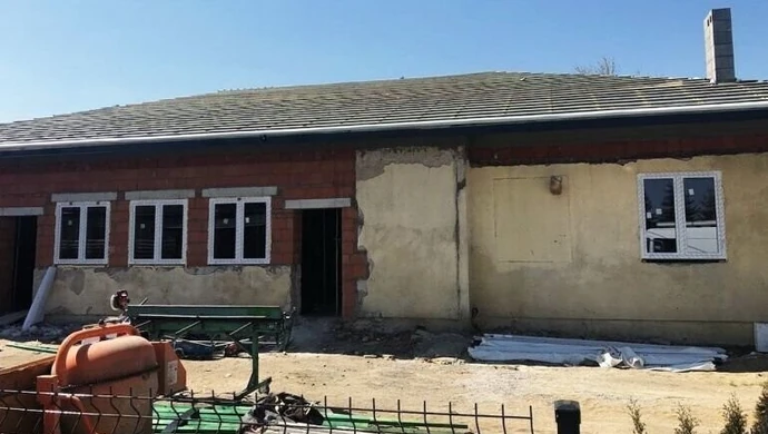 Gmina Wolbórz: Nowy dach na Domu Ludowym w Goleszach Dużych