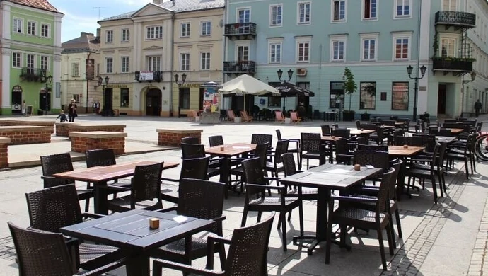 Czy grozi nam mandat za wspólne siedzenie przy restauracyjnym stoliku?