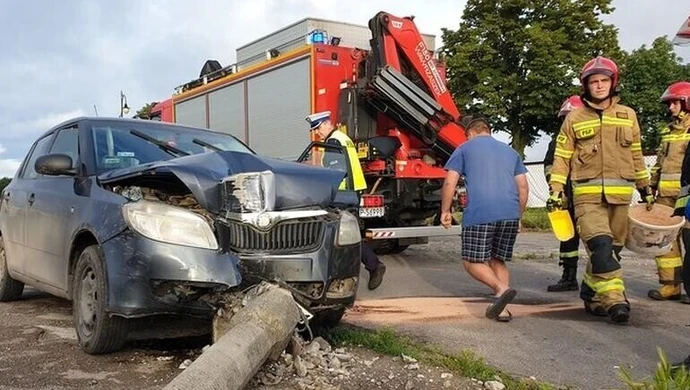 Uderzył w słup na pustym placu