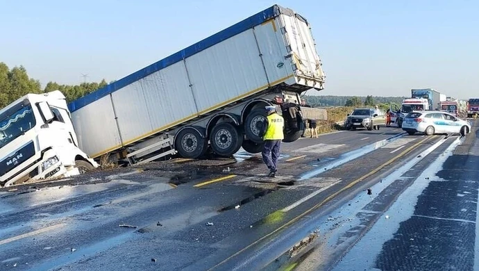 Ciężarówka wypadła z drogi na krajowej "jedynce"