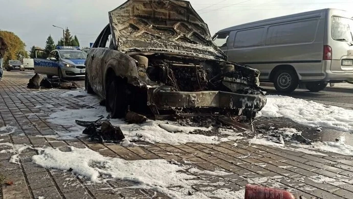 Kolizja przy szkole w Bujnach. Spłonął ford