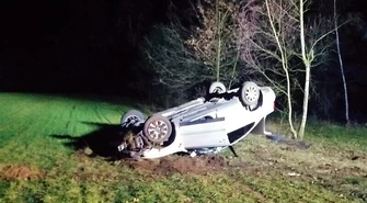 Dachował, po czym uciekł z dzieckiem do lasu. Był pijany