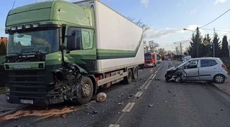 Zderzenie osobówki z ciężarówką na Łódzkiej