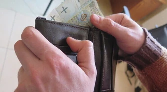 67-latka zabrała portfel 72-latki