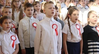 Patriotyczne śpiewanie w Ręcznie