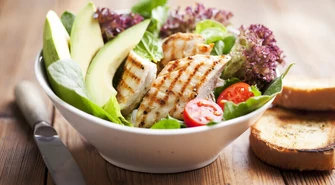 Jak radzić sobie z nawykiem podjadania między posiłkami? Przyczyny i skutki częstego sięgania po przekąski