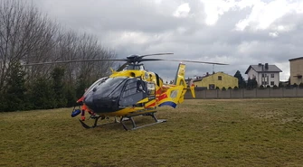 70-latka w ciężkim stanie po potrąceniu na pasach. Kierowca nie miał uprawnień