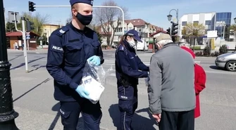 Najpierw pouczenie, a później mandat. Policja rozdaje maseczki ochronne