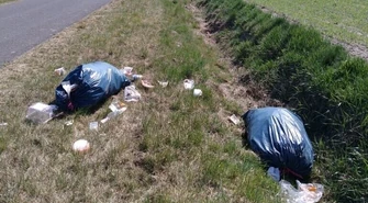 Piotrkowianin wyrzucił śmieci przy drodze w Piaskach. Posprząta po sobie?
