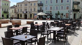 Czy grozi nam mandat za wspólne siedzenie przy restauracyjnym stoliku?
