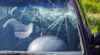 Spacerował po mieście i demolował samochody