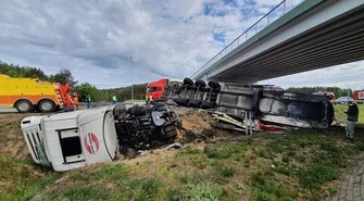 Ciężarówka uderzyła w bariery na S8