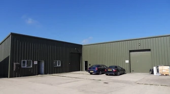 Jakie zalety ma współpraca z pośrednikami przy wynajmie magazynu?