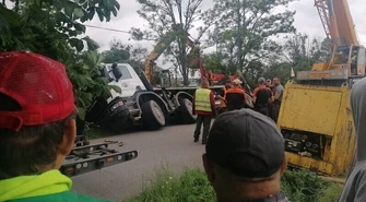 Ciężarówka wpadła do rowu