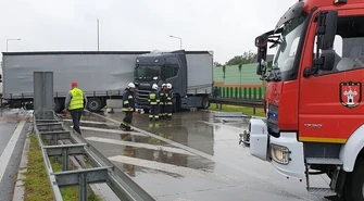 Utrudnienia na S8. TIR zablokował pas w stronę Warszawy