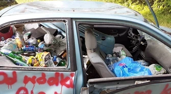 Śmietnisko w samochodowym wraku nad Zalewem Sulejowskim [AKTUALIZACJA]