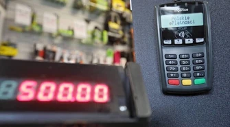 Płatności bezgotówkowe zaczynają dominować nad wypłatą gotówki w bankomatach