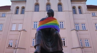 Kopernik przez chwilę był "tęczowy". Nieprzyjemny incydent przed I LO w Piotrkowie [FILM]