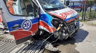 Zderzenie karetki z osobówką na Krakowskim Przedmieściu