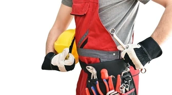 Odzież bezpieczna w wydaniu letnim - jakie ogrodniczki robocze kupić do pracy?