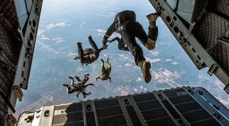 Dwaj wojskowi spadochroniarze zderzyli się podczas lądowania