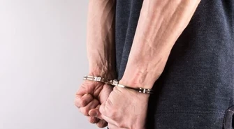 Płacąc za colę, ukradł 1200 zł