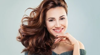 Jak odbić włosy od nasady? Zobacz sztuczki fryzjerów!