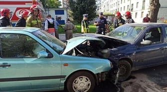 Czołowe zderzenie dwóch osobówek w Piotrkowie