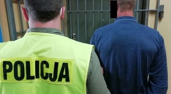 Pijany z poczwórnym zakazem w rękach policjantów